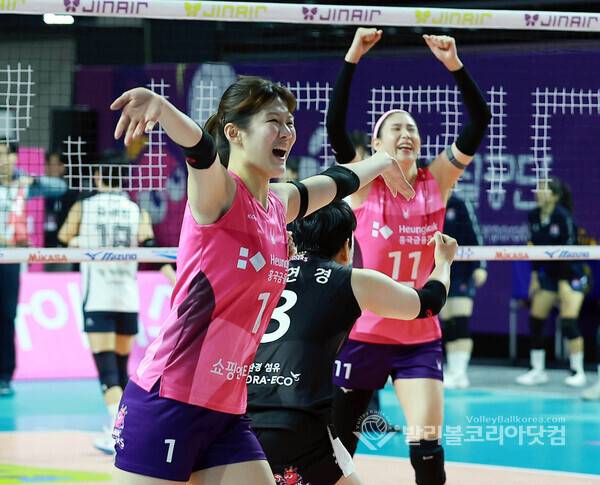 3일 흥국생명과 한국도로공사 경기 5세트에서 김다은이 17-16에서 끝내기 공격을 성공시키고 기뻐하는 모습.2025.12.3.