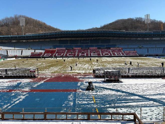 제설 작업 중인 부천종합운동장. 사진=부천FC