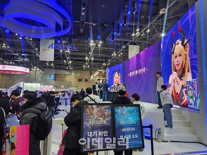 5일 일산 킨텍스에서 열린 애니 게임 전시회 ‘AGF 2025’ 행사에서 NHN의 어비스디아를 시연하기 위해 관람객이 기다리고 있다.(사진=안유리 기자)