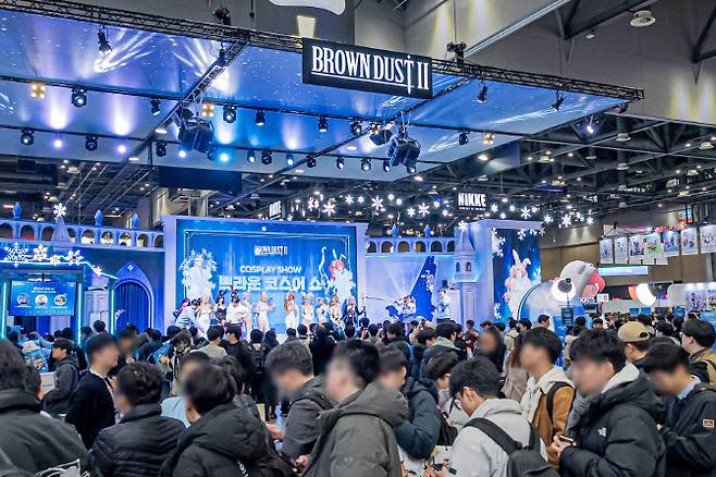 일산 킨텍스에서 열린 애니 게임 전시회 ‘AGF 2025’에서 5일 ‘브라운 더스트’ 부스에 관람객이 붐비고 있다. (사진=네오위즈)