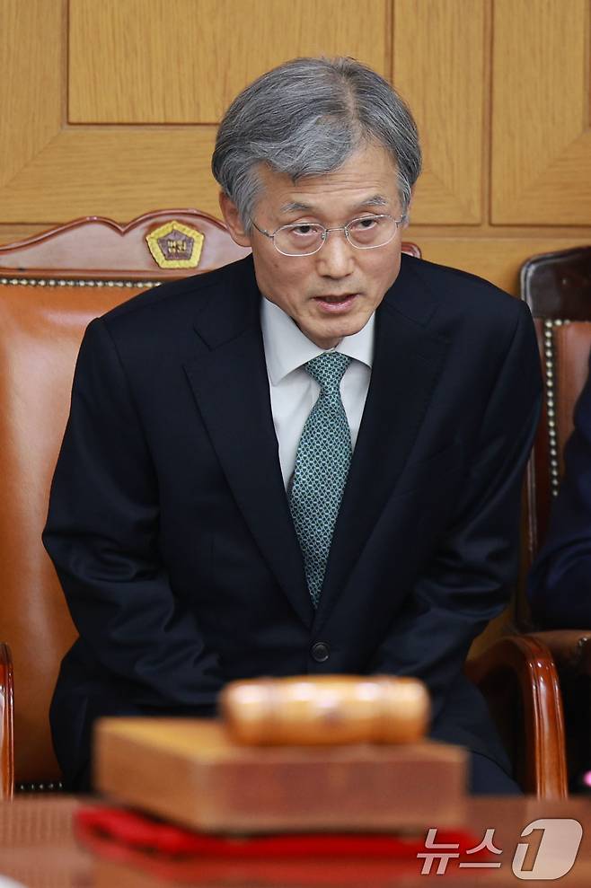 조희대 대법원장이 5일 서울 서초구 대법원에서 열린 전국법원장회의에서 인사말을 마친 뒤 자리에 앉고 있다. (공동취재) 2025.12.5/뉴스1 ⓒ News1 장수영 기자