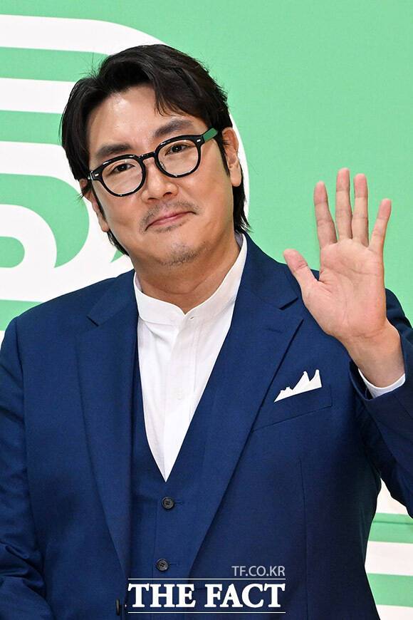 배우 조진웅이 각종 강력 범죄를 저질러 소년원에 송치됐다는 의혹에 휩싸였다. 조진웅이 6월 5일 오후 서울 서대문구 연세대학교 대강당에서 진행된 제22회 서울국제환경영화제 개막식 포토콜에 참석해 포즈를 취하고 있다./남용희 기자