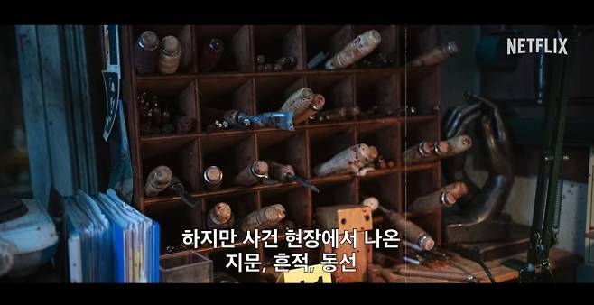 넷플릭스 오리지널 시리즈 '자백의 대가'가 오늘(5일) 오후 5시 전 세계 동시 공개된다. '자백의 대가'는 살인 누명을 쓴 미술 교사 안윤수(전도연 분)와 의문의 인물 모은(김고은 분)이 벌이는 미스터리 스릴러다. 전도연과 김고은은 영화 '협녀, 칼의 기억' 이후 10년 만에 '자백의 대가'에서 재회해 폭발적인 연기 시너지를 선보인다. 이정효 감독이 연출을 맡아 감각적인 영상미와 치밀한 심리 묘사를 담아냈다. 박해수와 진선규가 각각 검사와 변호사 역을 맡아 '자백의 대가'의 무게감을 더했다. '자백의 대가'는 인물들의 얽히고설킨 관계와 반전 넘치는 스토리로 시청자들에게 숨 막히는 긴장감을 선사할 예정이다. 2025년 하반기 최고 기대작으로 꼽히는 '자백의 대가'가 한국형 스릴러의 새로운 지평을 열 수 있을지 전 세계의 이목이 오늘 오후 5시 넷플릭스로 쏠리고 있다.