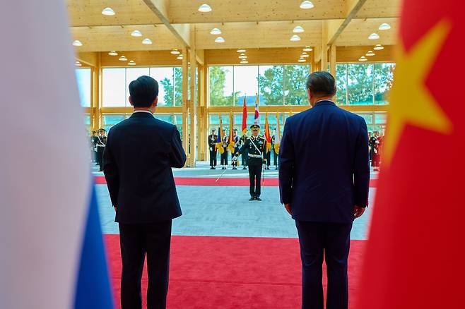 이재명 대통령과 시진핑 중국 국가주석이 지난 1일 경북 경주시 경주박물관에서 열린 공식 환영식에서 의장대를 사열하고 있다. /대통령실