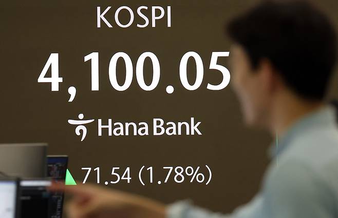 5일 오후 서울 중구 하나은행 딜링룸. 이날 코스피 지수는 전 거래일 대비 71.54포인트(1.78%) 오른 4,100.05로, 코스닥 지수는 전 거래일 대비 5.09포인트(0.55%) 내린 924.74로 장을 마감했다. /뉴스1