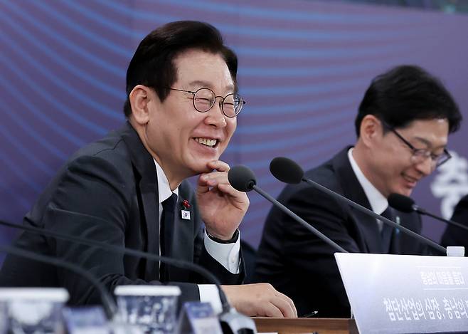 이재명 대통령, 충남 타운홀미팅 마무리 발언 (천안=연합뉴스) 김도훈 기자 = 이재명 대통령이 5일 충남 천안시 한국기술교육대학교에서 열린 '충남의 마음을 듣다' 타운홀미팅 간담회에서 마무리 발언하고 있다. 2025.12.5 superdoo82@yna.co.kr (끝)