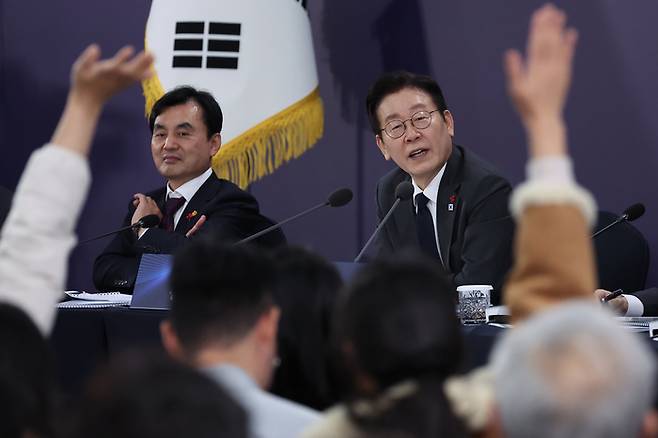 발언권 요청받는 이재명 대통령 (천안=연합뉴스) 김도훈 기자 = 이재명 대통령이 5일 충남 천안시 한국기술교육대학교에서 열린 '충남의 마음을 듣다' 타운홀미팅에서 참석자들의 발언권 요청을 받고 있다. 2025.12.5 superdoo82@yna.co.kr (끝)