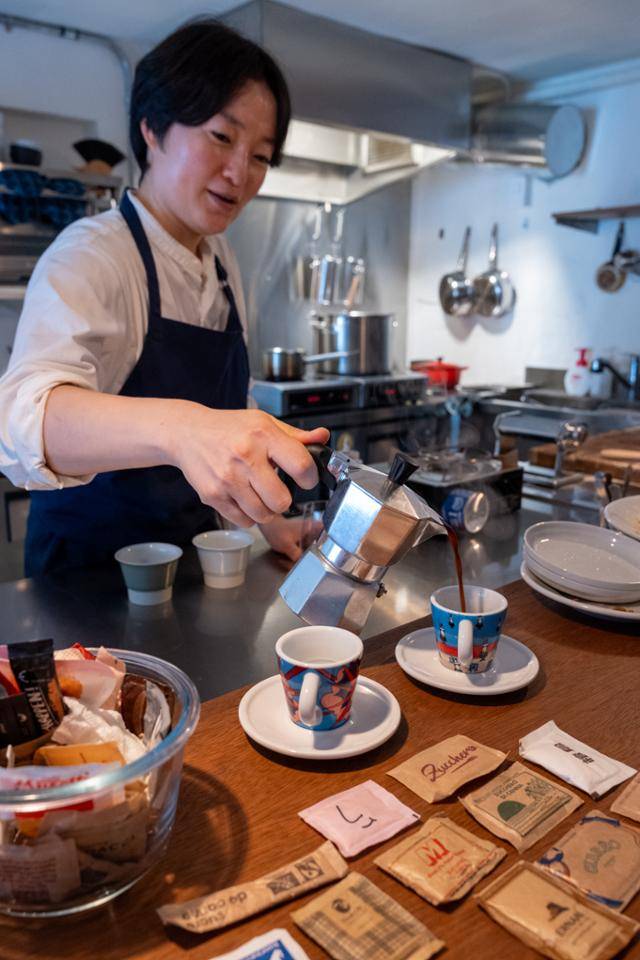 상호명 주께로는 이탈리아어로 설탕을 뜻한다. 신정원 셰프가 이탈리아 바에서 커피를 마실 때마다 설탕 봉지를 수집하던 취미에서 착안한 이름이다.