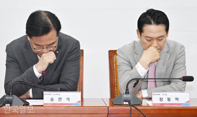 장동혁(오른쪽) 국민의힘 대표와 송언석 원내대표가 5일 국회에서 열린 '혼용무도 이재명 정권 6개월 국정평가 회의'에서 생각에 잠겨 있다. 민경석 기자