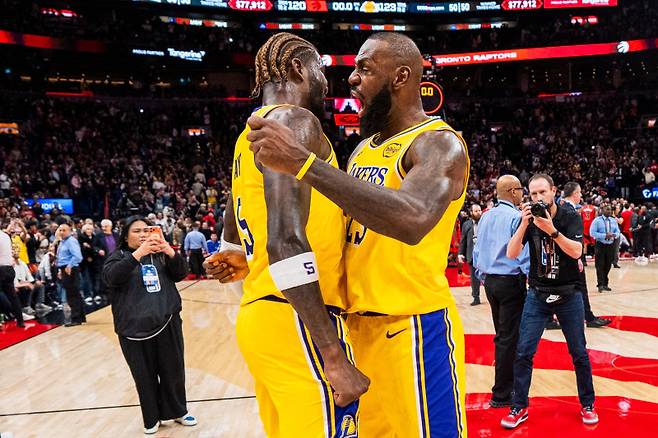 <yonhap photo-4392="">르브론이 5일(한국시간) 토론토 랩터스와의 경기에서 승리 후 기뻐하고 있다. AFP=연합뉴스</yonhap>