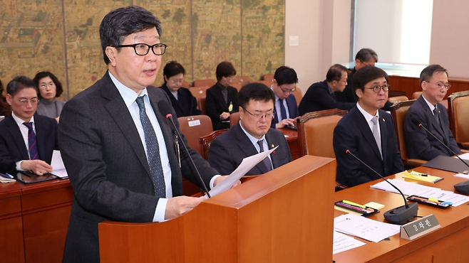 편장완 한국예술종합학교 총장이 지난달 28일 국회 문화체육관광위원회 전체회의에서 학교폭력 가해자 기록이 있는 수험생이 합격한 것과 관련해 답변하고 있다. 연합뉴스