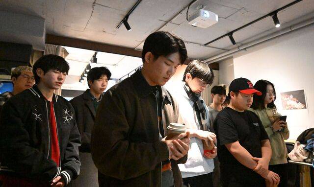 참가자들이 두 손을 모으고 기도하는 모습. 신석현 포토그래퍼