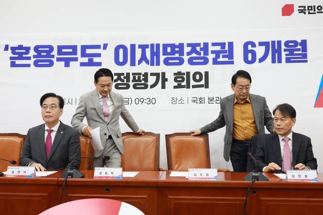 ‘대여투쟁’ : 장동혁(왼쪽 두 번째) 국민의힘 대표가 5일 오전 국회에서 열린 ‘이재명 정권 6개월 국정평가 회의’에 참석해 의자에 앉으려고 하고 있다. 뉴시스