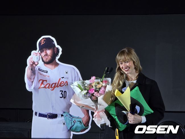 폰세의 아내 엠마가 4일 서울 영등포 타임스퀘어 CGV 영등포 스크린X관에서 열린 스포츠서울 ‘올해의 상’ 시상식에서 폰세를 대신해 '올해의 선수상'을 수상하며 웃고 있다. / OSEN DB