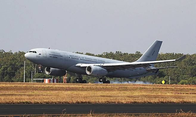 공군 KC-330 공중급유기가 활주로에 접지하고 있다. 세계일보 자료사진