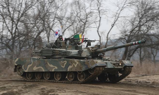 육군 K-1 전차가 전술훈련에 참가, 이동을 하고 있다. 세계일보 자료사진