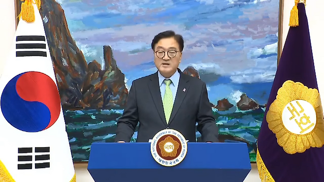 2024년 12월3일 우원식 국회의장은 국회에 도착한 후 자신의 유튜브 채널 ‘우원식TV’를 통해 첫 번째 기자회견을 열었다. “국민 여러분께서는 국회를 믿고 차분하게 상황을 주시해달라”라고 말했다. ⓒ유튜브 ‘우원식TV’ 캡쳐