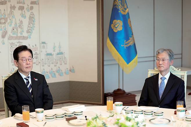 이재명 대통령이 12월3일 용산 대통령실에서 열린 5부 요인 초청 오찬간담회에서 조희대 대법원장과 참석자 발언을 듣고 있다. ⓒ연합뉴스