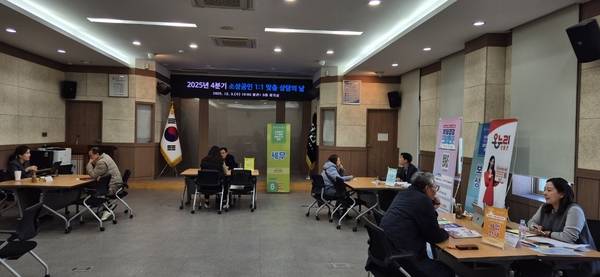 지난 3일 경산시가 시청에서 소상공인 1대1 맞춤 상담을 열고 있다. ⓒ경산시 제공