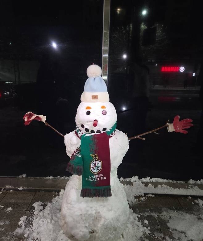 ▲ 임영웅의 제설 작업 선행과 더불어 대전 머플러를 착용한 모습은 K리그와 축구 문화 자체에 애정을 쏟고 있음을 보여주는 상징적인 장면이다. 임영웅이 불러일으킨 선한 영향력과 대전하나시티즌 구단이 함께 일궈낸 성공적인 마케팅 사례로 꼽힌다. ⓒ 임영웅 SNS