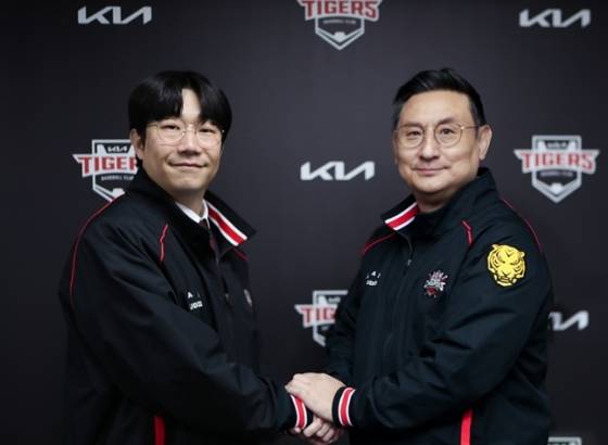 4일 오전 광주-KIA 챔피언스 필드에서 양현종(왼쪽)과 심재학 KIA 단장이 FA 계약을 체결한 뒤 기념 사진 촬영을 하고 있다. /사진=KIA 타이거즈 제공