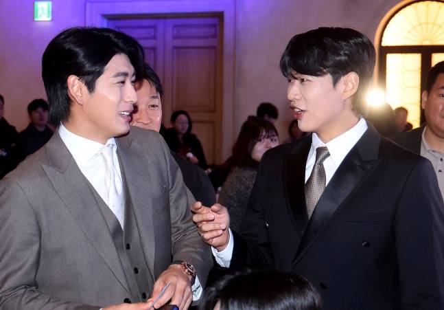 이정후(왼쪽)와 송성문이 2일 서울 강남구 역삼동 라움아트센터에서 열린 '2025 조아제약 프로야구 대상' 시상식에서 만난 모습. /사진=일간스포츠 제공