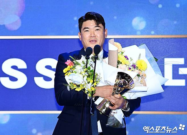 24일 오후 서울 신천동 롯데호텔월드에서 열린 '2025 신한 SOL Bank KBO 시상식'에 참석한 SSG 노경은이 홀드상 수상 소감을 전하고 있다. 엑스포츠뉴스 DB