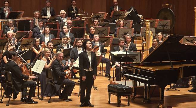 연주를 마치고 관객에게 인사하는 임윤찬 (서울=연합뉴스) 임순현 기자 = 피아니스트 임윤찬이 4일 서울 예술의전당에서 열린 산타 체칠리아 오케스트라와의 협연을 마치고 관객에게 인사하고 있다. 2025.12.04 hyun@yna.co.kr