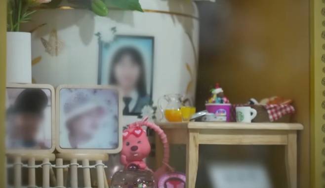 '그것이 알고 싶다'에서는 지역 사회에서 선행을 베푸는 '천사 가수'로 알려진 어머니 김 씨와 그녀의 딸 故 이서연(가명) 씨의 사망 사건을 심층적으로 다룬다. 지난 9월, 경남 남해의 한 응급실에 심정지 상태로 도착한 서연 씨의 몸에서는 일반적인 사고로 보기 힘든 시퍼런 멍과 심각한 화상 흔적이 발견되었다. 경찰 조사 결과 어머니 김 씨는 딸을 차량 뒷좌석에 25시간가량 방치한 채 자신의 행사를 소화했던 사실이 드러나 유기치사 혐의로 긴급 체포되었다.김 씨는 지역 미인대회 출신이자 명문대 의대 졸업생이라는 화려한 이력을 내세우며 봉사 활동을 해왔으나, 사건 직후 자신은 무고하며 모든 학대는 사실혼 관계인 남성 안 씨(가명)가 저질렀다고 주장하고 있다. '그것이 알고 싶다' 제작진은 엇갈리는 진술 속에서 파일럿을 꿈꾸던 스무 살 딸이 겪어야 했던 고통의 시간을 추적하고, 천사라는 가면 뒤에 숨겨진 김 씨의 진짜 얼굴을 파헤친다.