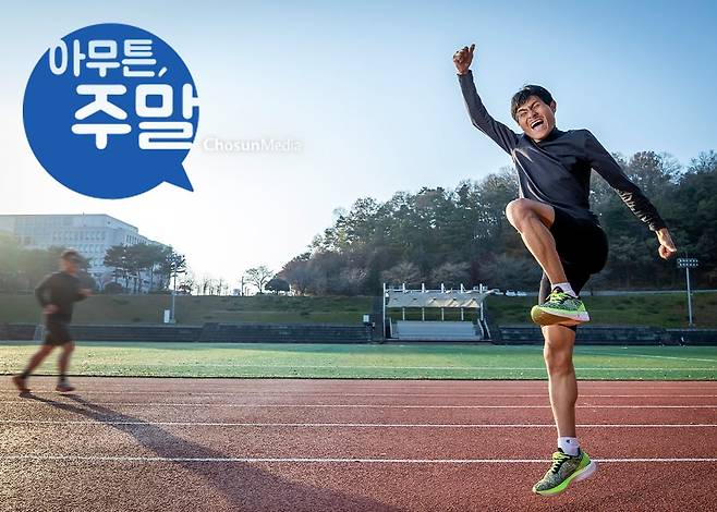 심진석씨가 대전대학교 종합운동장에서 뛰고 있다. 건설 현장 계약이 끝나 대전에 머물고 있는 심씨는 매일 이 트랙을 달리며 훈련한다. /이신영 영상미디어 기자