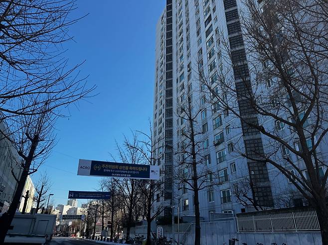 5일 서울 송파구 방이동 올림픽선수기자촌 아파트 앞 도로에 국내 건설사들이 부착한 재건축 추진위원회 설립 축하 현수막이 줄줄이 걸려있다. /박지윤 기자