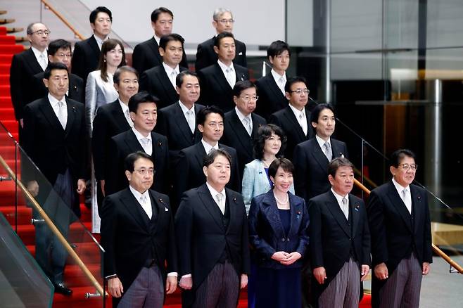 지난 10월21일 일본 도쿄 총리 관저에서 다카이치 사나에(맨 앞 가운데) 일본 신임 총리가 새 내각 각료들과 함께 기념촬영을 하고 있다. 맨 뒤에서 두 번째 줄, 왼쪽에서 두 번째는 경제안전보장상 오노다 기미.사진=뉴시스화상