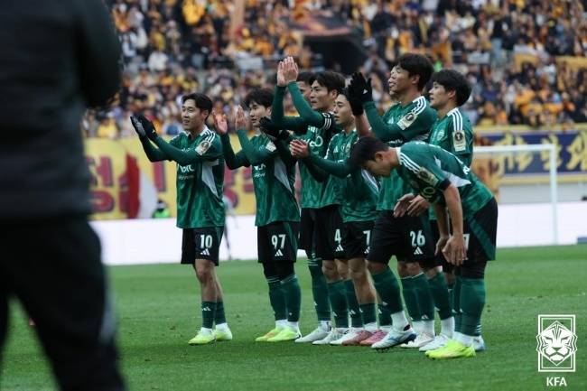 선제골 후 세리머니를 펼치는 전북현대 선수들. 사진=대한축구협회