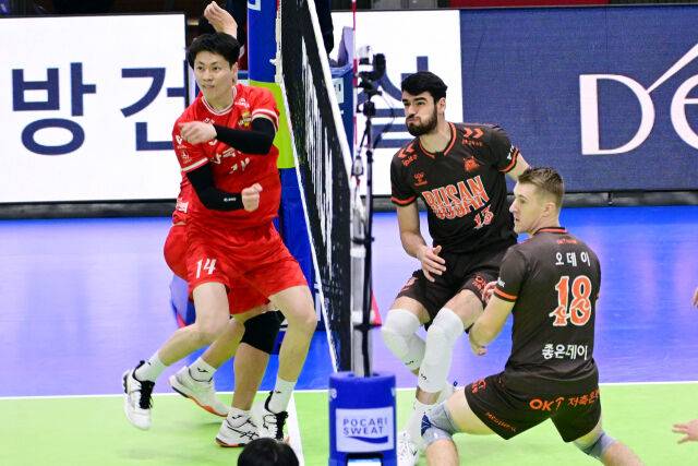 디미트로프의 공격 때 블로킹을 한 뒤 착지하던 에디의 왼쪽 발이 서재덕의 오른발과 충돌하고 있다 / 한국배구연맹(KOVO)