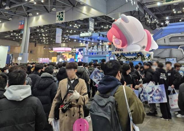 5일 경기 고양시 킨텍스에서 열린 AGF 2025 관람객들이 '승리의 여신: 니케' 부스에 입장하기 위해 대기하고 있다. 고양=김성태 기자