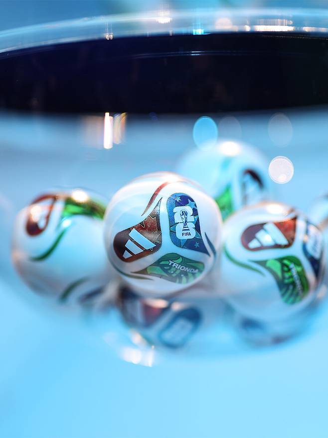 2026 국제축구연맹(FIFA) 북중미월드컵 조추첨식이 6일 오전 2시(한국시간) 미국 워싱턴DC 케네디센터에서 열렸다. 이번 북중미월드컵은 기존 32개국에서 48개국으로 확대 개편돼 치르는 첫 번째 대회다. 각 조 1위와 2위가 32강 토너먼트에 직행하고, 3위 중 상위 8개 팀이 추가로 토너먼트 단계에 도전할 수 있다