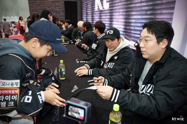 황재균(오른쪽에서 2번째)이 지난달 29일 수원컨벤션센터에서 열린 '2025 kt wiz 팬 페스티벌'에서 팬들에게 사인하고 있다. /사진=KT 위즈 제공