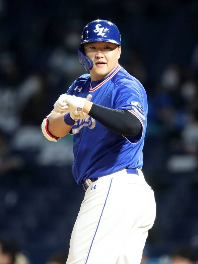 2021시즌 가을야구에서 오재일이 선보였던 시계 세리머니. /사진=삼성 라이온즈