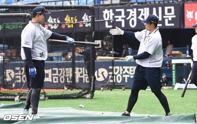 2019시즌 서로 타격에 대한 이야기를 주고 받고 있는 오재일(왼쪽)과 김재환.