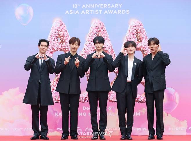 그룹 몬스타엑스가 6일 대만 가오슝 내셔널 스타디움에서 진행된 스타뉴스 주최 '10주년 아시아 아티스트 어워즈 2025(10th Anniversary Asia Artist Awards 2025, '10주년 AAA 2025') 레드카펫 행사에 참석해 포즈를 취하고 있다. 12월 6일~7일 양일에 걸쳐 가오슝 내셔널 스타디움에서 펼쳐지는 '10주년 아시아 아티스트 어워즈 2025(10th Anniversary Asia Artist Awards 2025, '10주년 AAA 2025')'와 페스타 'ACON 2025'는 MTN(머니투데이방송)과 위버스(Weverse)를 통해 각각 TV와 온라인 스트리밍으로 생중계 된다. /2025.12.06 /사진=이동훈 photoguy@