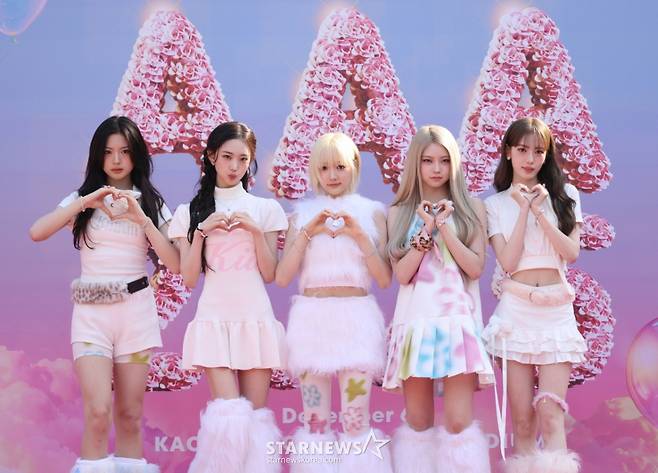 걸그룹 키키가 6일 대만 가오슝 내셔널 스타디움에서 진행된 스타뉴스 주최 '10주년 아시아 아티스트 어워즈 2025(10th Anniversary Asia Artist Awards 2025, '10주년 AAA 2025') 레드카펫 행사에 참석해 포즈를 취하고 있다. 12월 6일~7일 양일에 걸쳐 가오슝 내셔널 스타디움에서 펼쳐지는 '10주년 아시아 아티스트 어워즈 2025(10th Anniversary Asia Artist Awards 2025, '10주년 AAA 2025')'와 페스타 'ACON 2025'는 MTN(머니투데이방송)과 위버스(Weverse)를 통해 각각 TV와 온라인 스트리밍으로 생중계 된다. /2025.12.06 /사진=이동훈 photoguy@