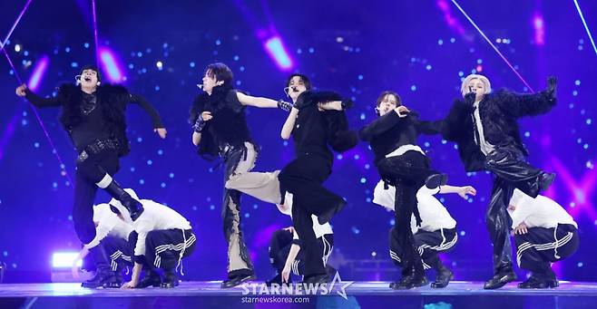 그룹 투어스가 6일 대만 가오슝 내셔널 스타디움에서 진행된 스타뉴스 주최 '10주년 아시아 아티스트 어워즈 2025(10th Anniversary Asia Artist Awards 2025, '10주년 AAA 2025')에서 멋진 무대를 선보이고 있다. 12월 6일~7일 양일에 걸쳐 가오슝 내셔널 스타디움에서 펼쳐지는 '10주년 아시아 아티스트 어워즈 2025(10th Anniversary Asia Artist Awards 2025, '10주년 AAA 2025')'와 페스타 'ACON 2025'는 MTN(머니투데이방송)과 위버스(Weverse)를 통해 각각 TV와 온라인 스트리밍으로 생중계 된다. /2025.12.06 /사진=김휘선 hwijpg@