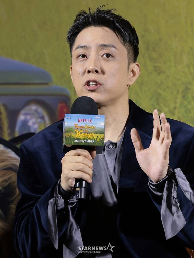 (서울=뉴스1) 권현진 기자 = 가수 은지원이 25일 오전 서울 용산구 CGV용산아이파크몰에서 열린 넷플릭스 예능 '케냐 간 세끼(연출 나영석 김예슬/작가 이우정)' 제작보고회에서 인사말을 하고 있다. '?케냐 간 세끼'?는 나영석 PD가 넷플릭스에서 첫 선을 보이는 예능으로 웃음 메이커 3인방 이수근, 은지원, 규현 아프리카 여행기를 담았다. 2025.11.25/뉴스1 Copyright (C) 뉴스1. All rights reserved. 무단 전재 및 재배포, AI학습 이용 금지. /사진=(서울=뉴스1) 권현진 기자