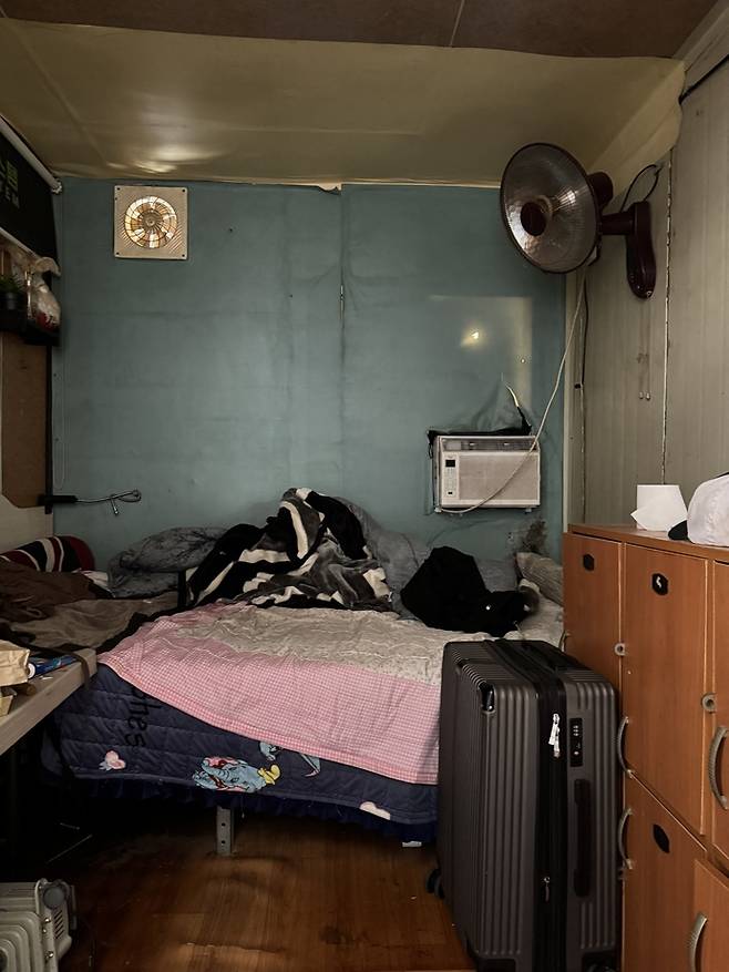 5일 경기도 내 한 식품제조업체 공장에서 이주노동자에게 제공하는 컨테이너 숙소 내부. A씨는 이곳에서 온열기 한 대에 의지해 겨울을 버티고 있다. 사진=A씨 제공