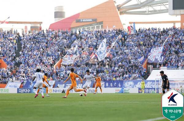 7일 오후 제주월드컵경기장에서 열린 제주SK와 수원삼성의 승강 플레이오프 2차전 경기의 원정석(S석)이 푸른색 수원 원정팬들로 가득차 있다 (사진=한국프로축구연맹)