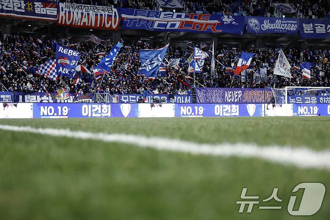 수원삼성은 일방적인 홈 팬들의 응원을 받으며 싸운 1차전에서 패했다. 제주 원정을 떠나는 발걸음이 더 무거워졌다. ⓒ News1 박정호 기자