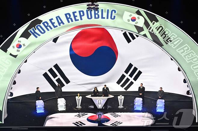 5일(현지시간) 미국 워싱턴DC 케네디센터에서 열린 2026 북중미 월드컵 조 추첨식에 태극기가 화면에 나오고 있다. 한국은 개최국 멕시코, 남아프리카공화국, 유럽 플레이오프 D조(덴마크, 북마케도니아, 체코, 아일랜드 승자)와 함께 A조에서 32강 진출을 두고 격돌한다. ⓒ AFP=뉴스1