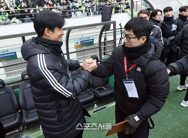 광주FC 이정효 감독(오른쪽)이 6일 서울월드컵경기장에서 열린 2025 하나은행 코리아컵 전북 현대와의 결승전에 앞서 전북 정조국 코치와 인사를 하고 있다. 2025. 12. 6. 박진업 기자 upandup@sporttsseoul.com