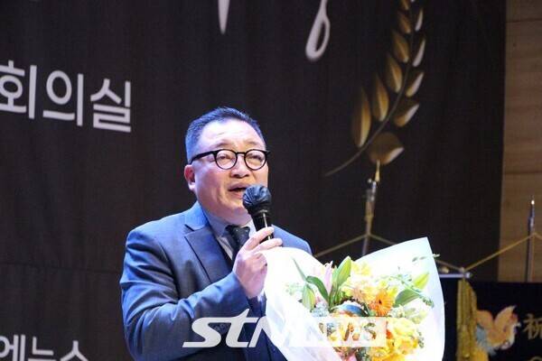 박인도 前인전시의원이 2025대한민국사회공헌대상 지방의정혁신대상 수상 소감을 전하고 있다/사진=정명달 기자