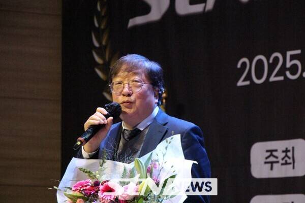 서원선 부위원장이 수상 소감을 말하고 있다/사진=정명달 기자